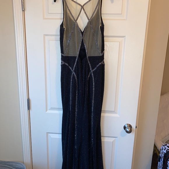 Black long formal gown. Perfect condition. Only worn once for a few hours. - Picture 2 of 3